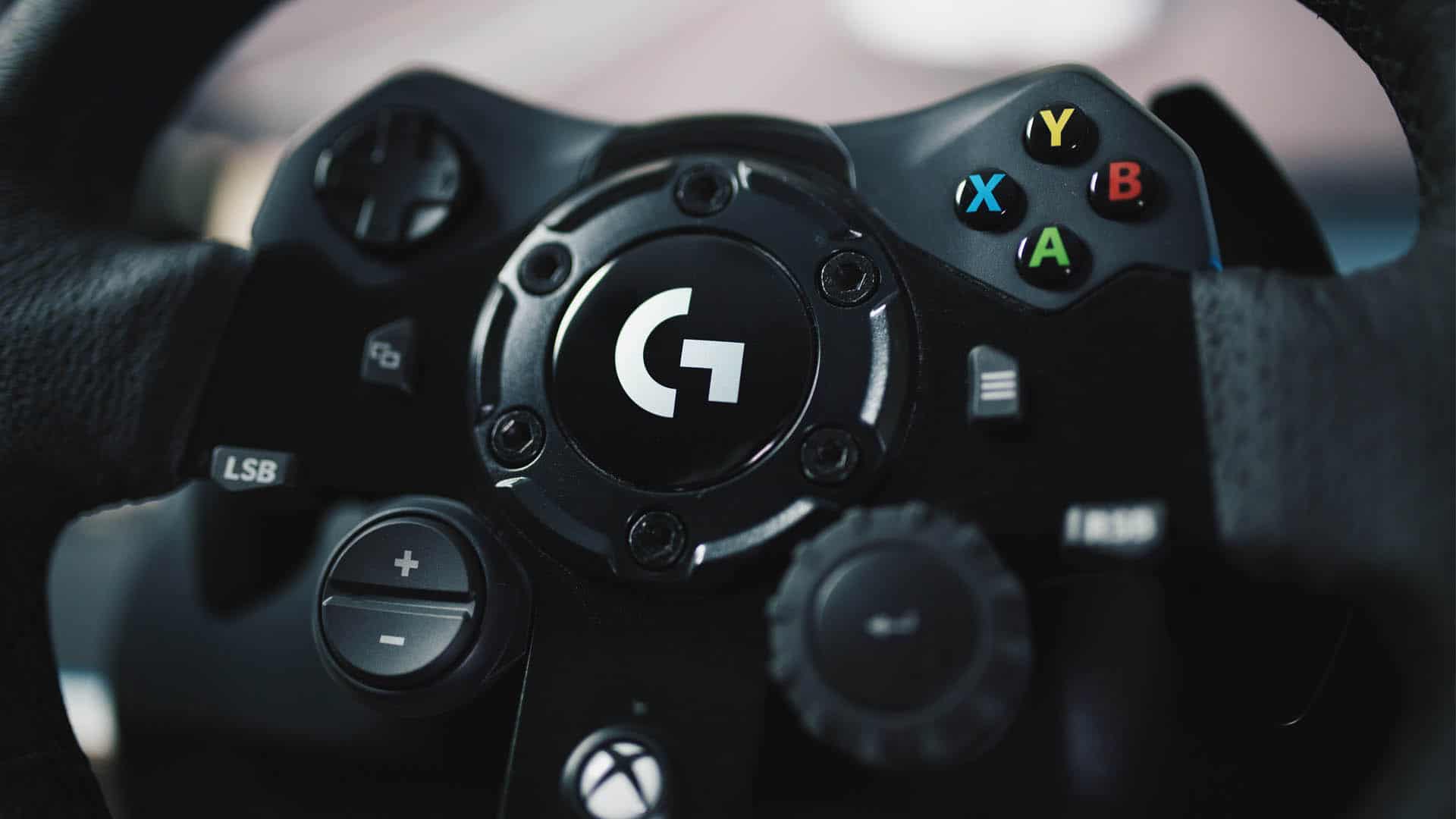 http://traxion.gg/wp-content/uploads/2023/01/Logitech-G923-TRUEFORCE-Sim-Racing-Wheel-close-up.jpg