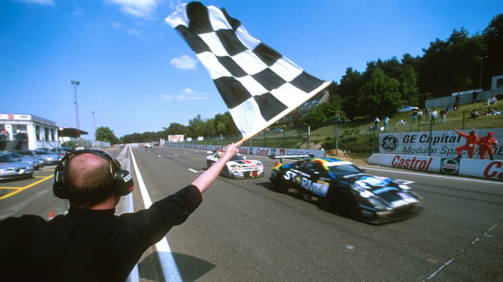 Chequered Flag, 2001 FIA GT Championship, The Lister Storm of Jamie Campbell-Walter and Tom Coronel, Motorsport Images