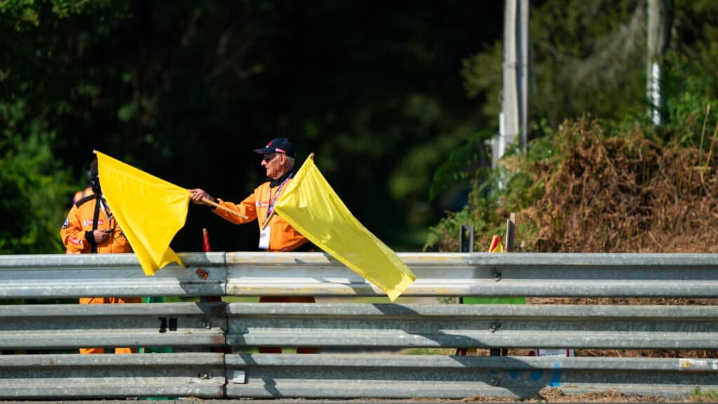 Marshal waves double waved yellow flags, Nick Dungan, Motorsport Images