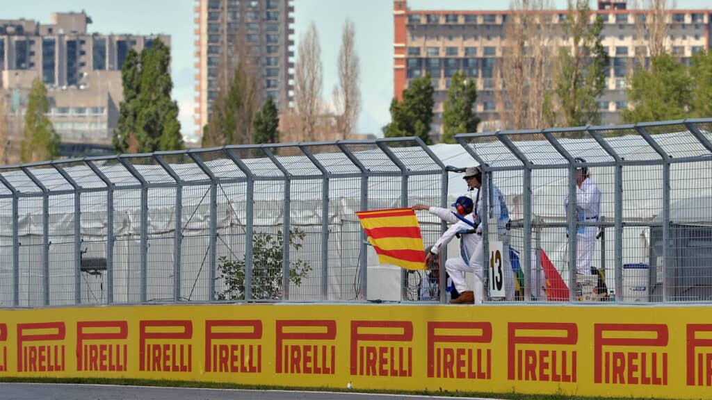The red and yellow striped flag is held out, Sutton Images, Motorsport Images