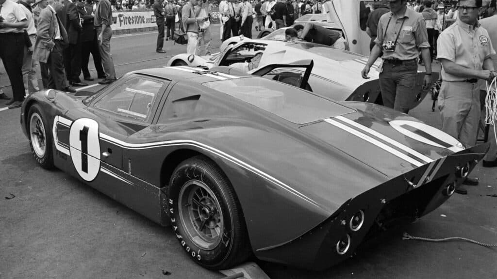 Ford Mark IV, Dan Gurney and A.J. Foyt, Shelby-American, Ford GT40 Mk.IV, on the grid - Motorsport Images