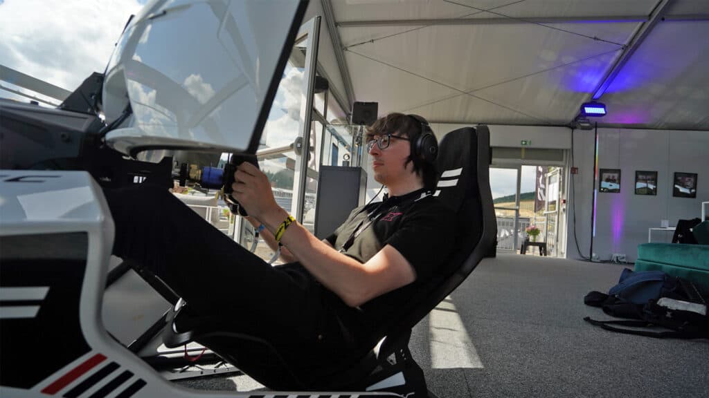 Traxion tries Fanatec F1 cockpit