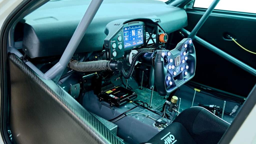 Cube controlla l'assemblaggio del volante della campagna Honda TCR 2023