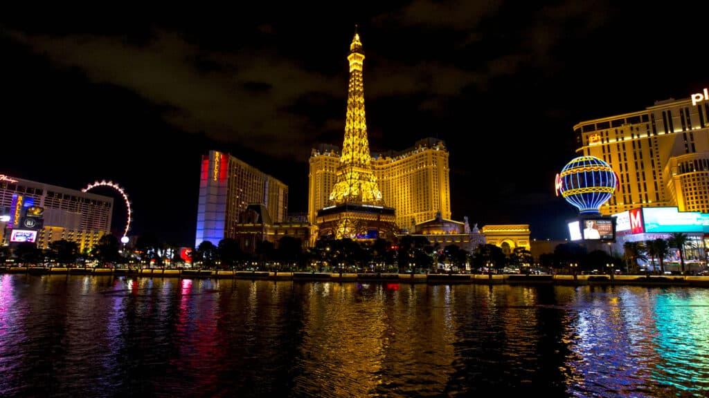 Las Vegas Strip atmosphere at night, including the Eiffel Tower restaurant - Motorsport Images