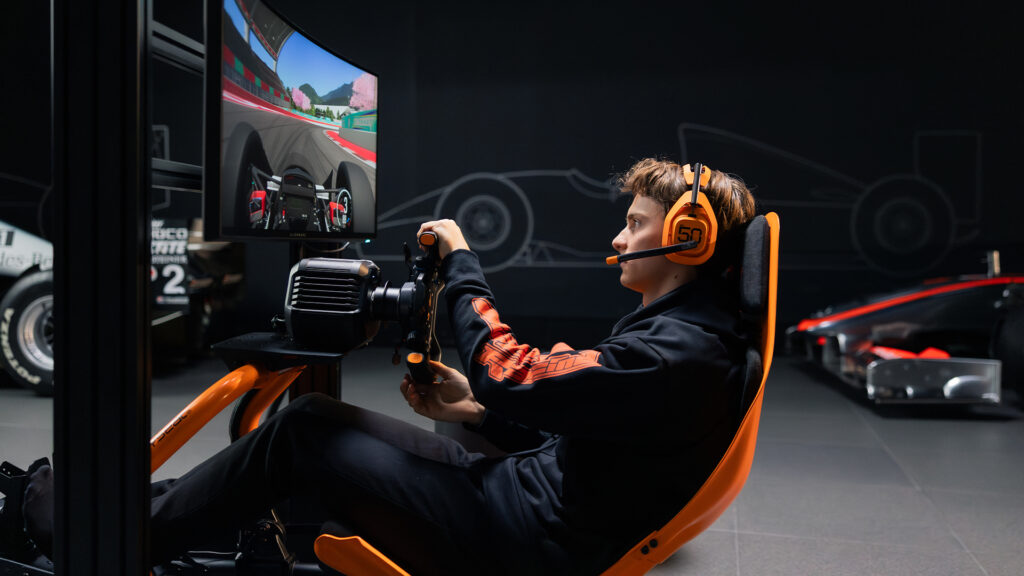 PlaySeat Formula Instinct - Logitech G McLaren Racing Edition Logitech unveils McLaren-branded sim racing cockpit, steering wheel and headset